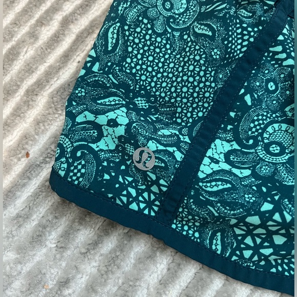 Lululemon Tracker Short IV (4”) in Pretty Lace Bali Breeze - Size 4 - Picture 5 of 6
